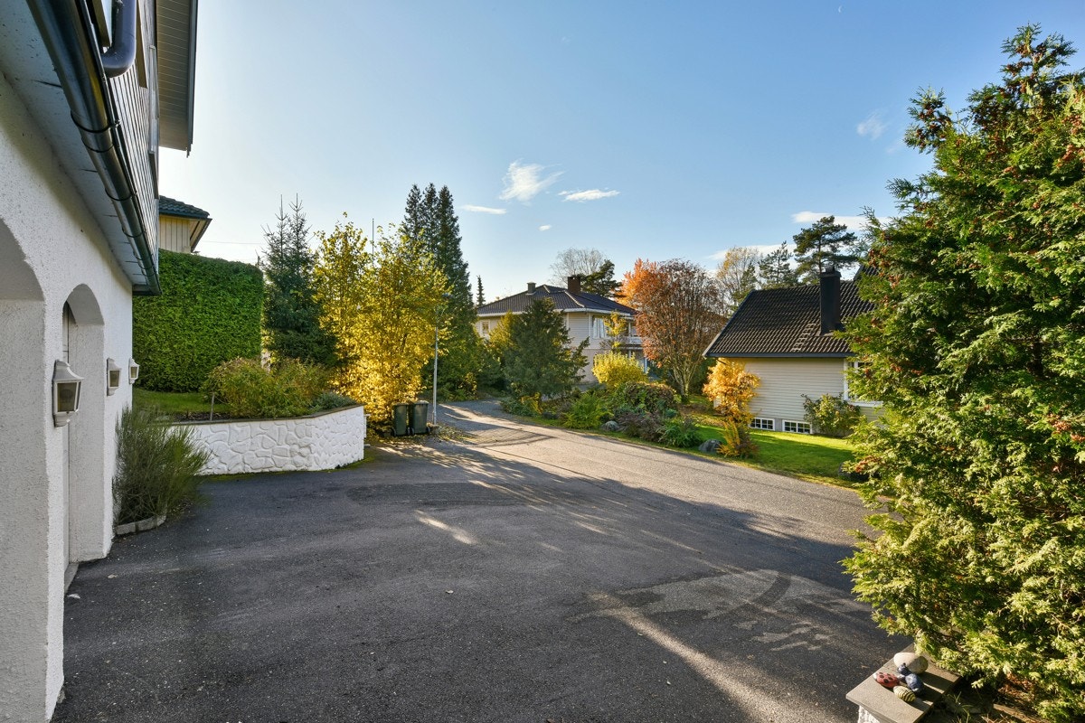 Parkering på asfaltert gårdsplass. Galleribilde