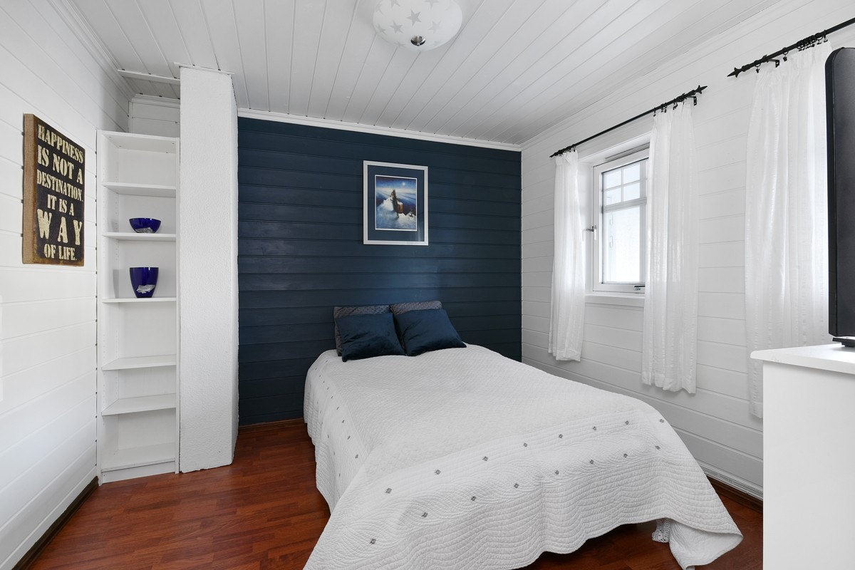 Romselig soverom med gode lagringsmuligheter. Galleribilde