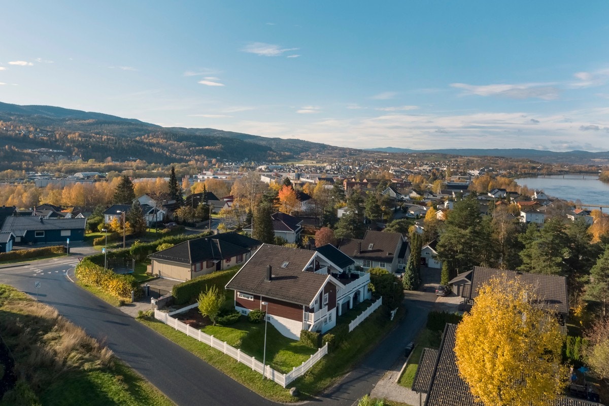Eiendommen har en attraktiv beliggenhet i et barnevennlig boområde. Galleribilde