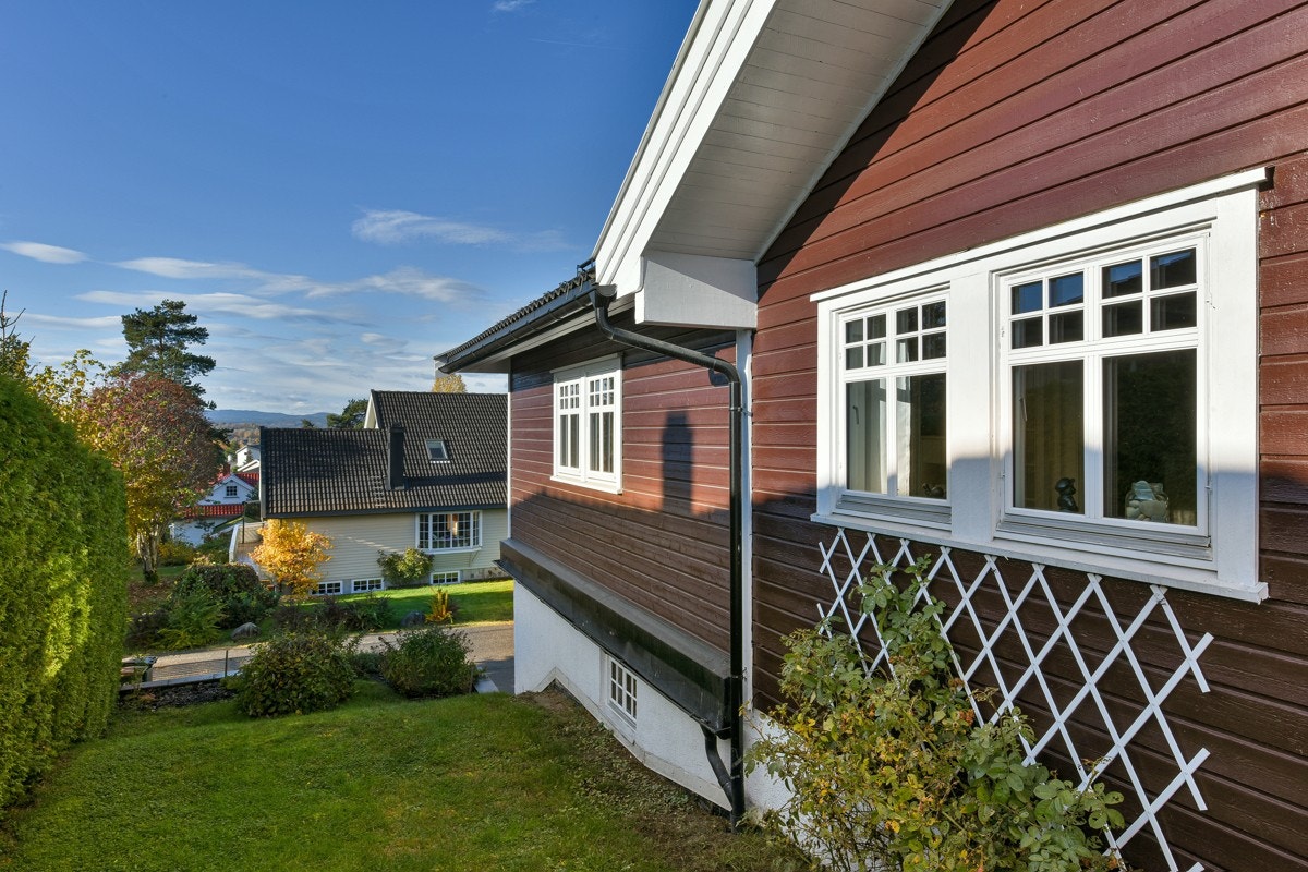 Godt med boltreplass på plenen bak huset. Galleribilde