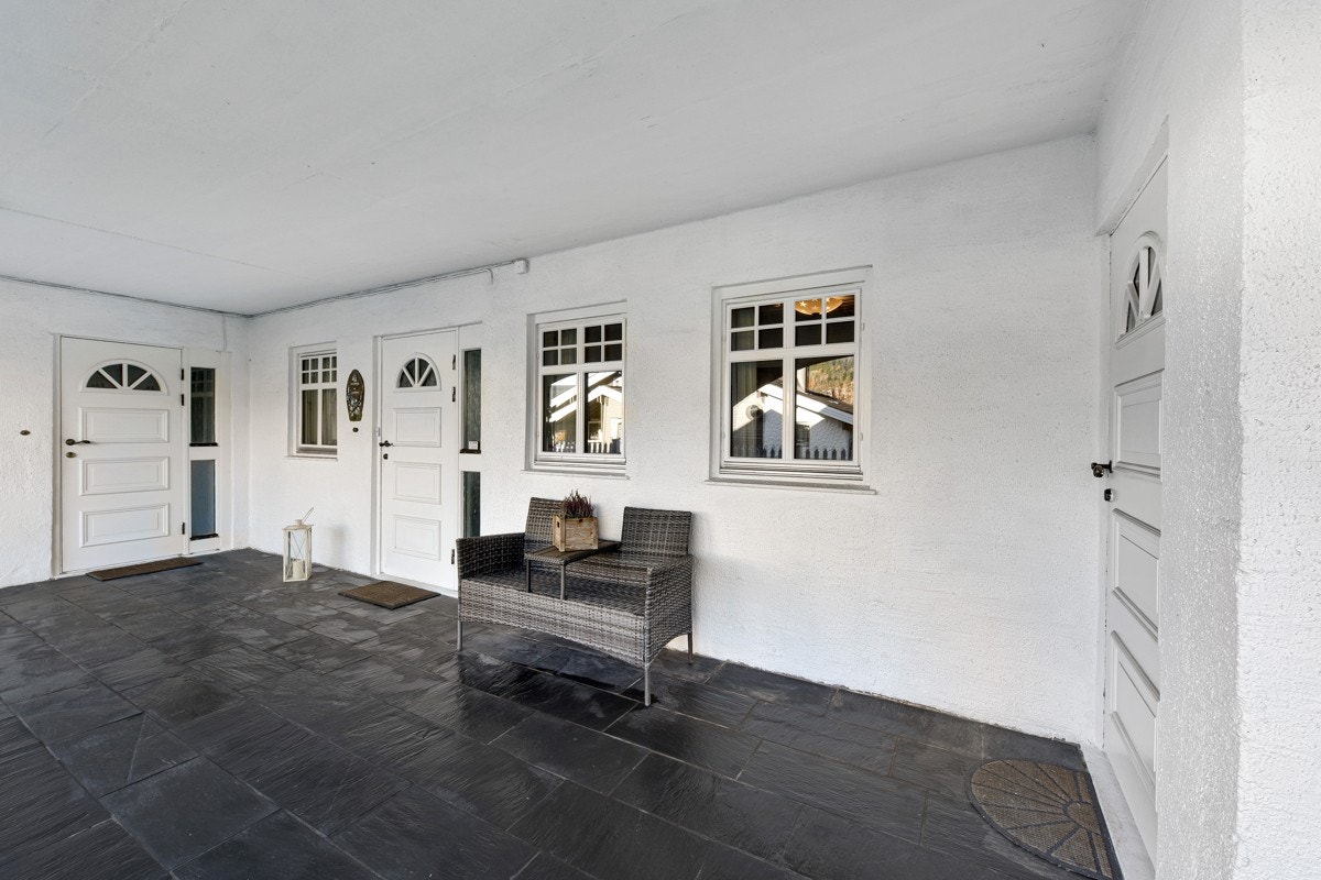 Herfra har man også adkomst til garasje og hybel via egne innganger. Galleribilde