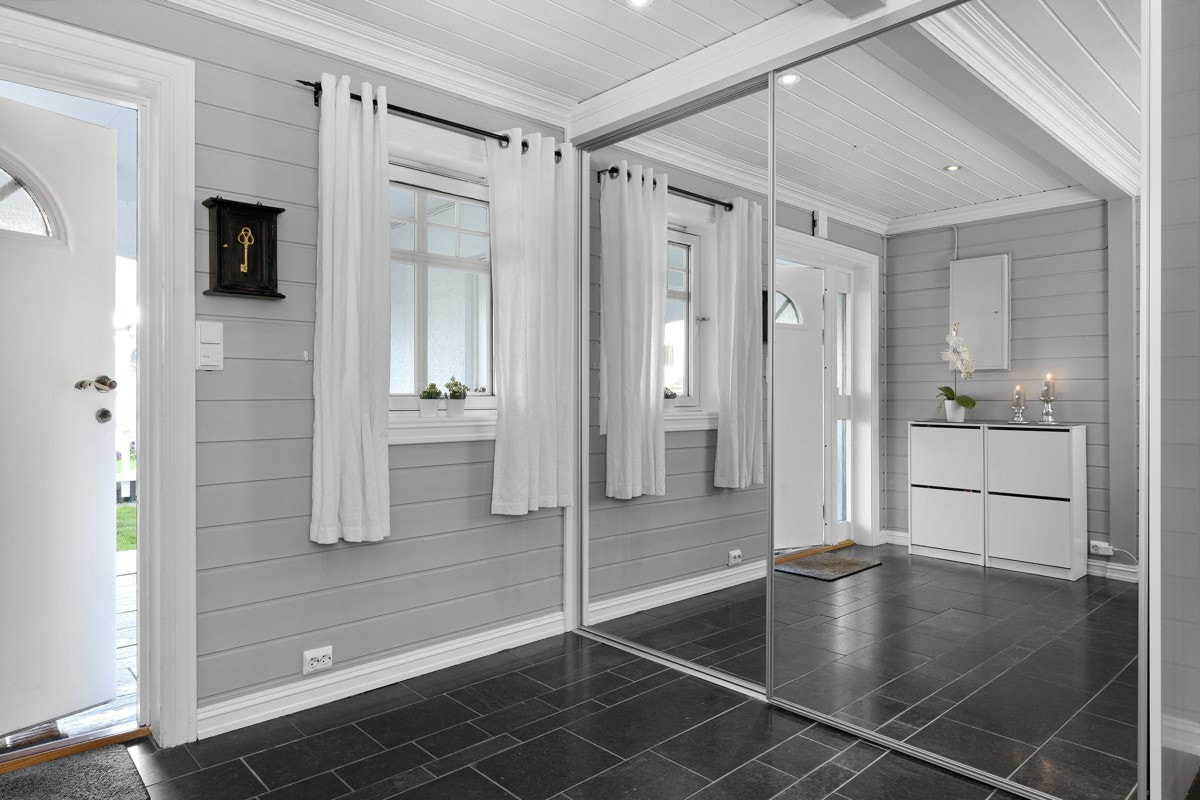 Det er satt inn skyvedørsgarderobe med speilfronter i entreen. Galleribilde