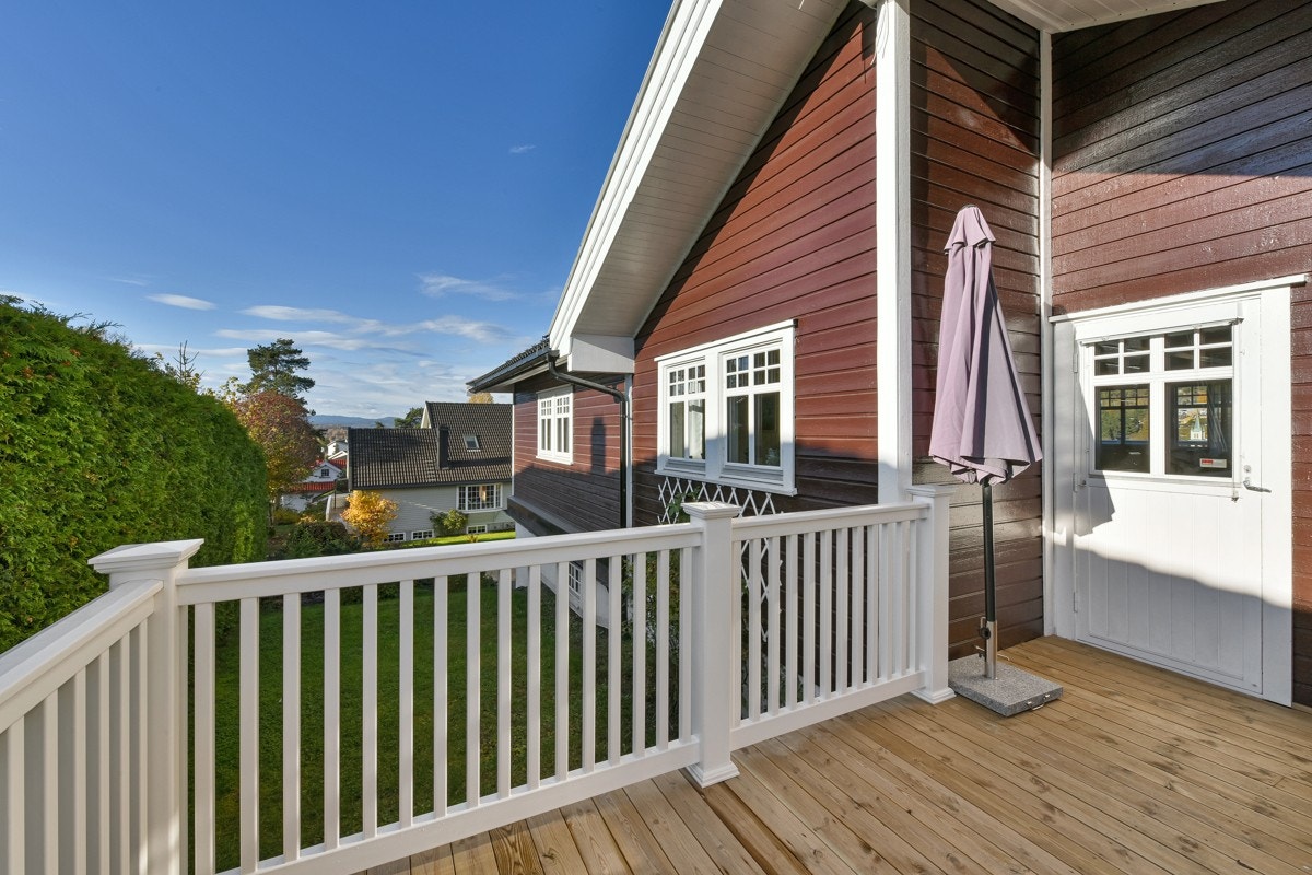 Solrik terrasse på baksiden av huset. Galleribilde