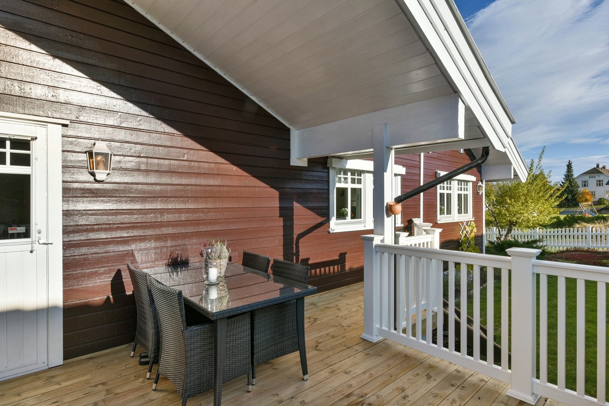 Terrasse med flere møbleringsmuligheter. Galleribilde
