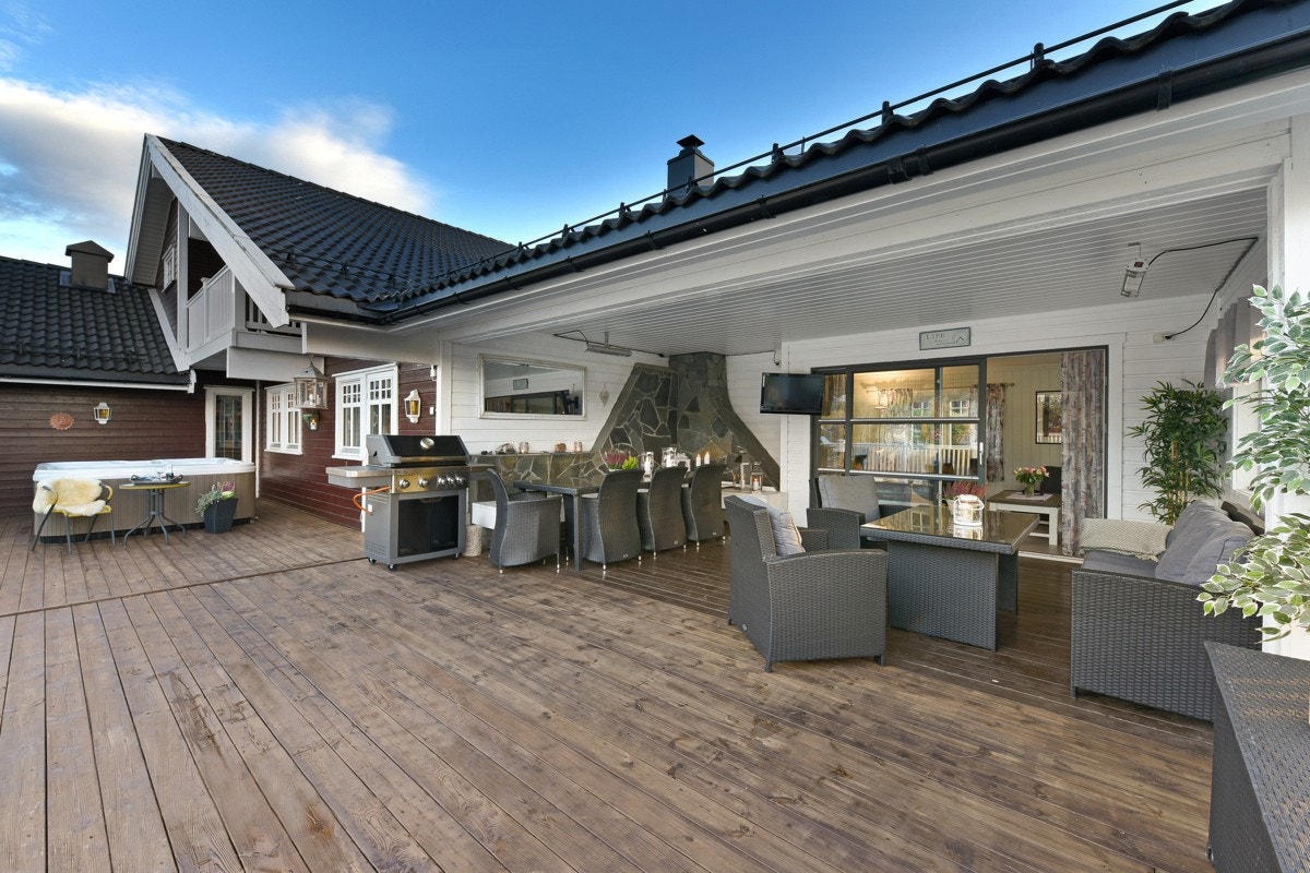 Fra boligens mange uteplasser kan man nyte solen gjennom hele dagen. Galleribilde