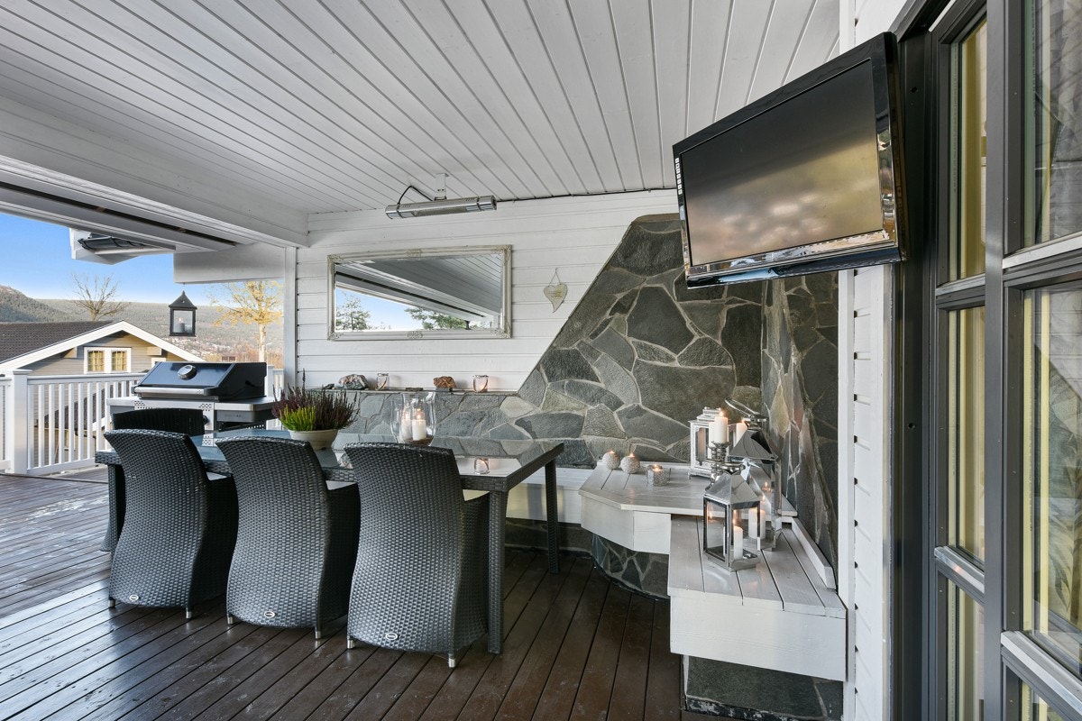 Fra stue og tv-stue i andre etasje er det utgang til terrassen. Galleribilde