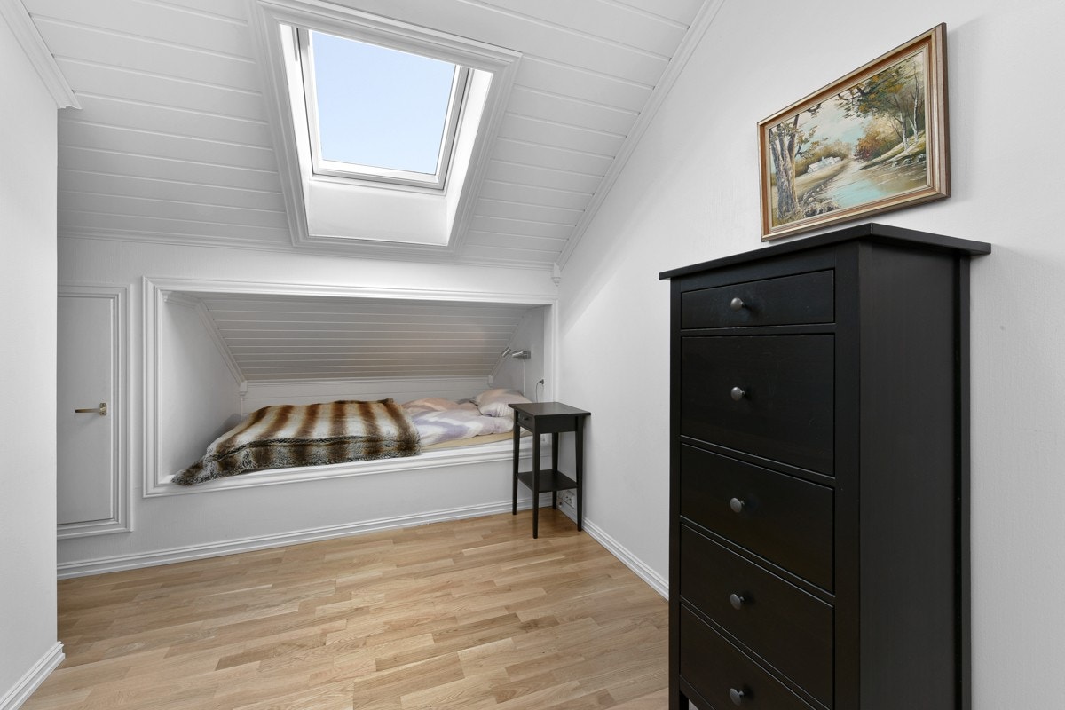 Dette soverommet har en plassbygget seng. Galleribilde