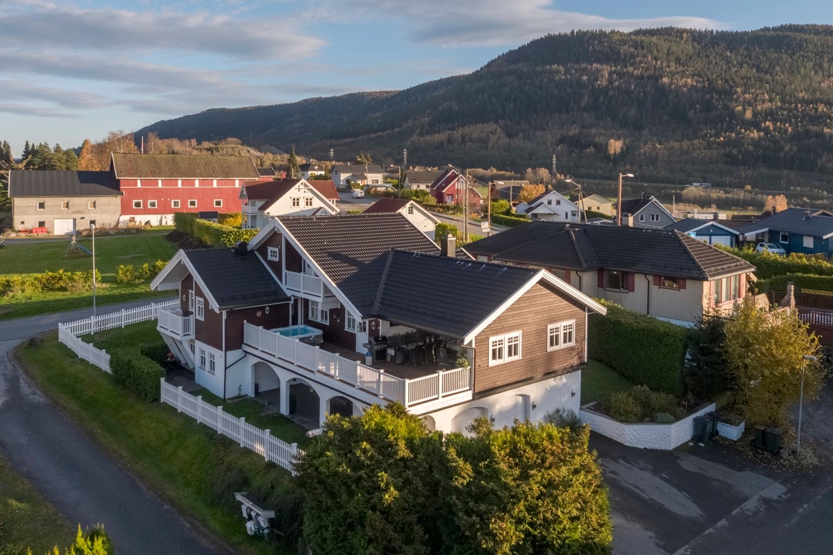 Stor enebolig med integrert dobbelgarasje. Galleribilde