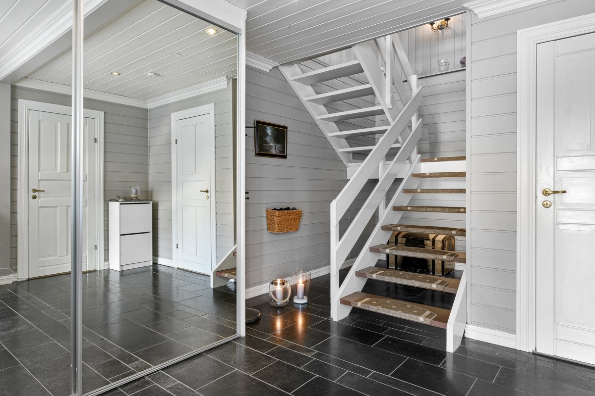 Entreen gir et godt førsteinntrykk med Oppdalskifer med varmekabler på gulvet. Galleribilde