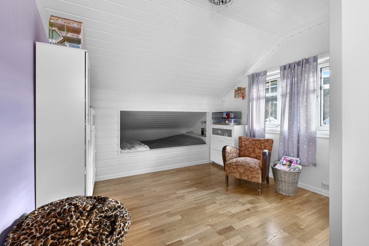 Lyst og romslig soverom med plassbygget seng. Galleribilde