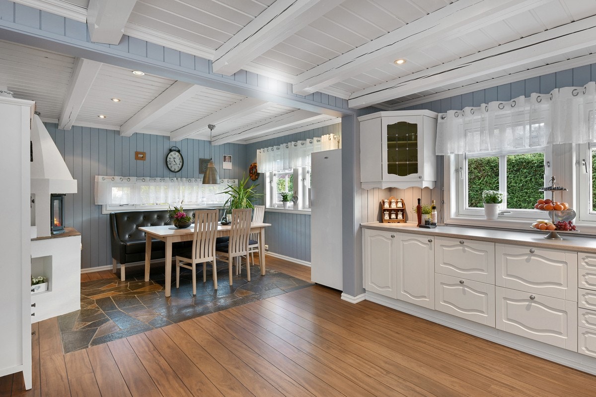 Kjøkkenet har fin størrelse og oppleves lyst og innbydende. Galleribilde