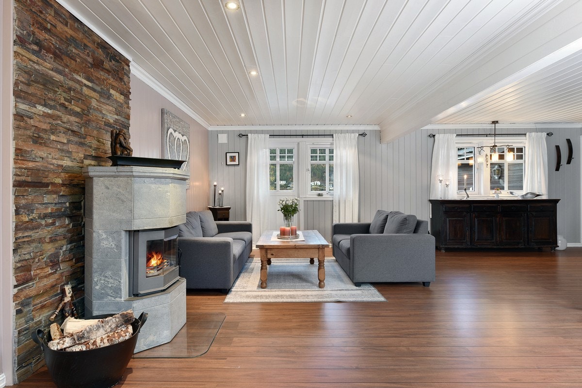 I stuen har man plass for flere sittegrupper. Galleribilde