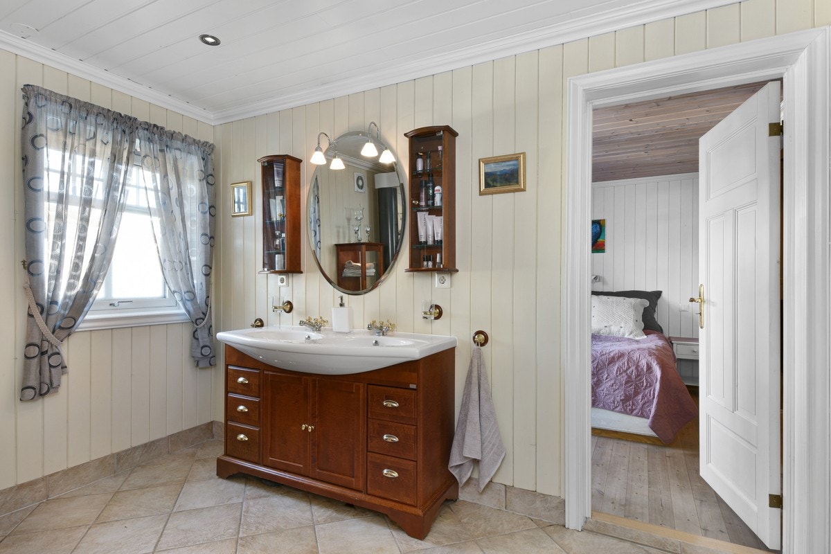 Det er satt inn et servantskap i treutførelse med heldekkende dobbelservant. Galleribilde