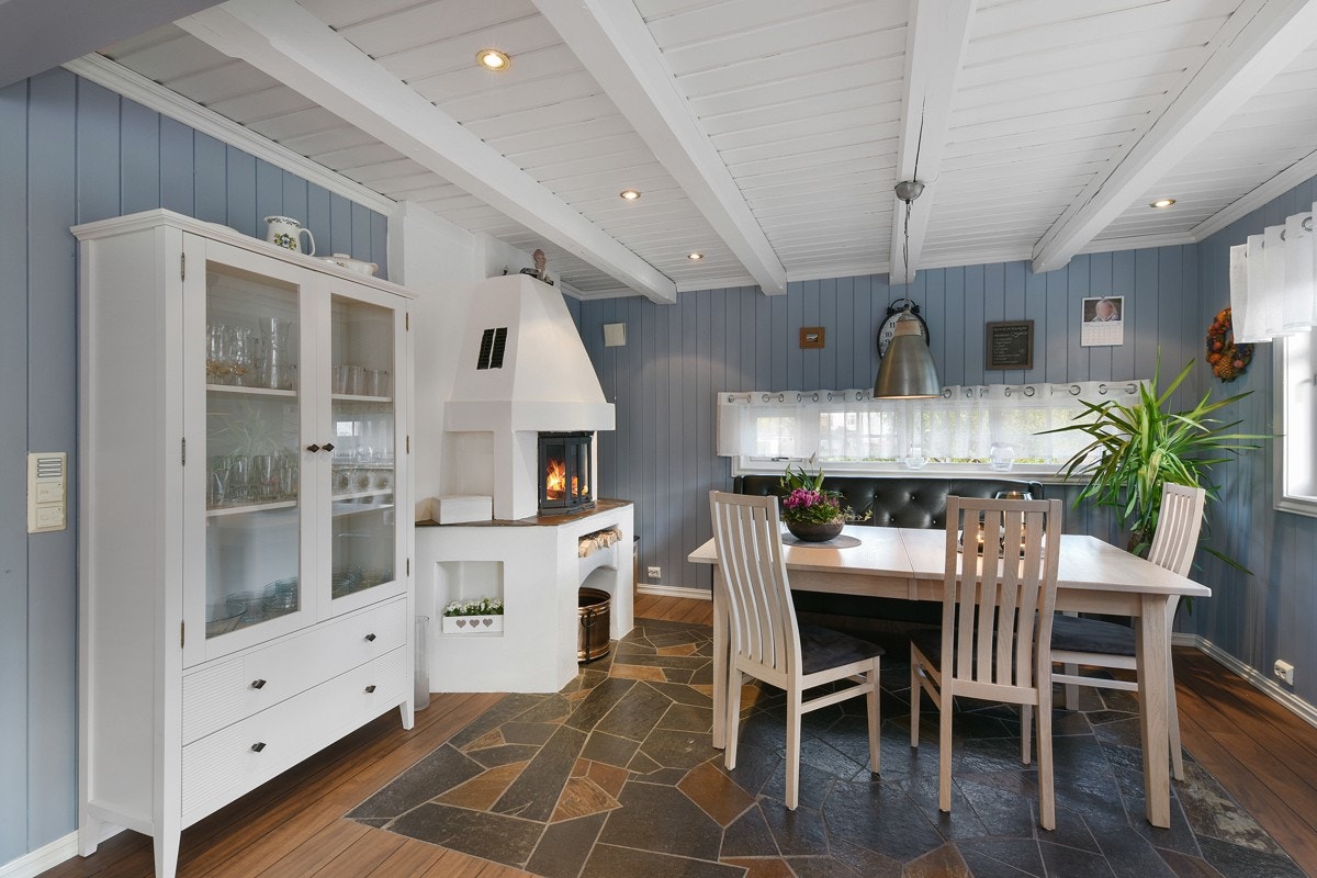 Kjøkkenet har en egen spisesone med peis. Galleribilde