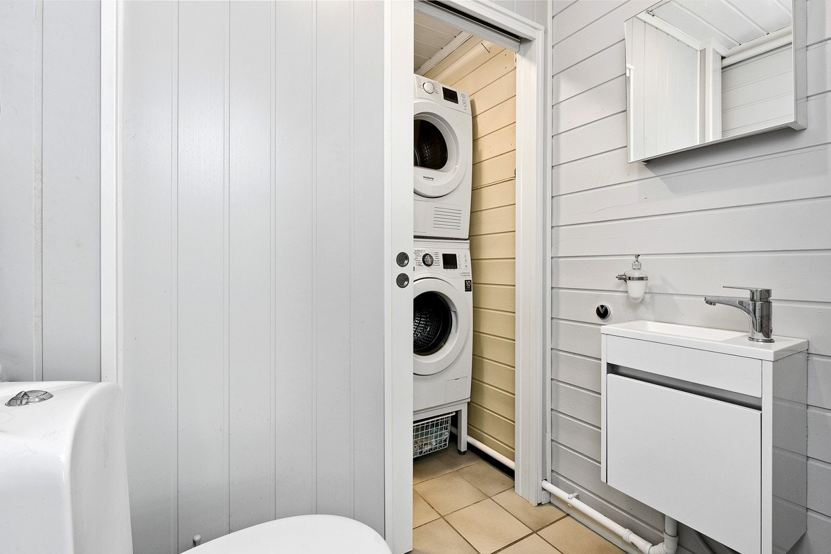 Vaskerommet ligger i første etasje og har delevegg med skyvedør mot toalett. Galleribilde