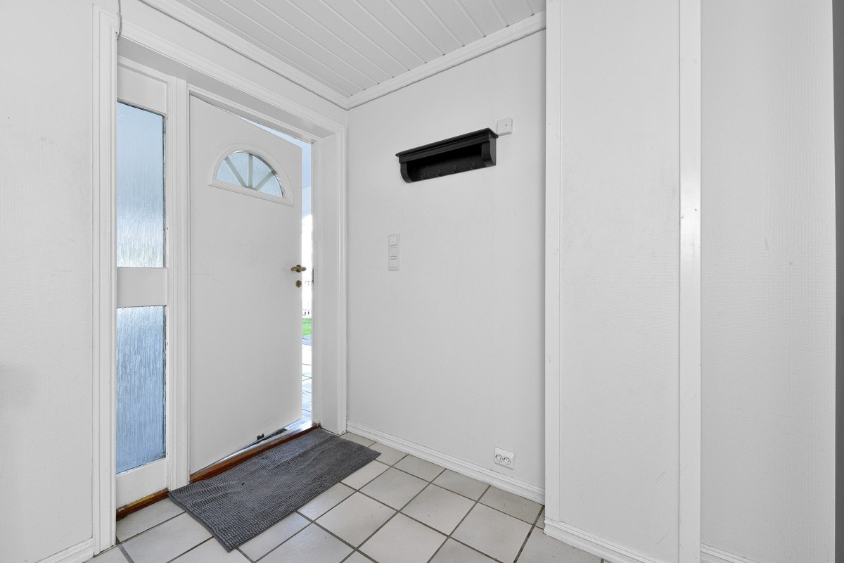 Entree i sokkelleiligheten. Galleribilde