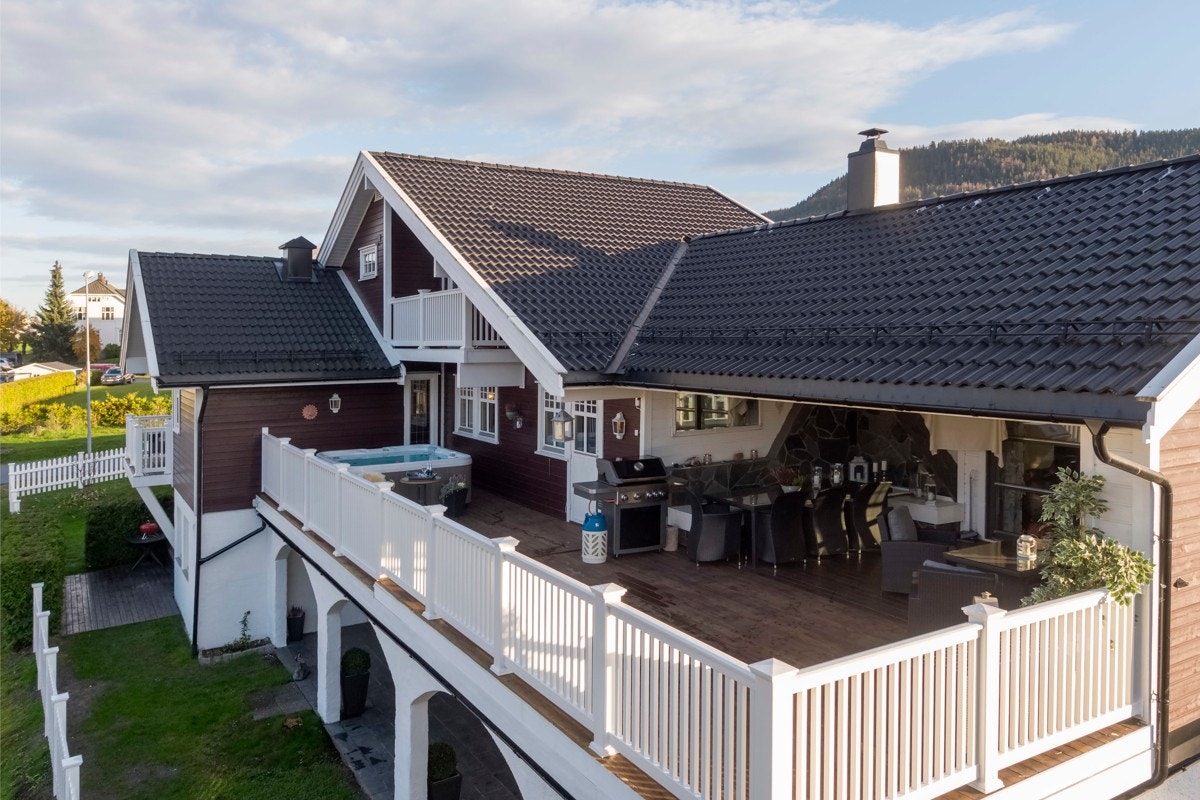 Delvis overbygd terrasse på hele 69 kvm med flere møbleringsmuligheter. Galleribilde