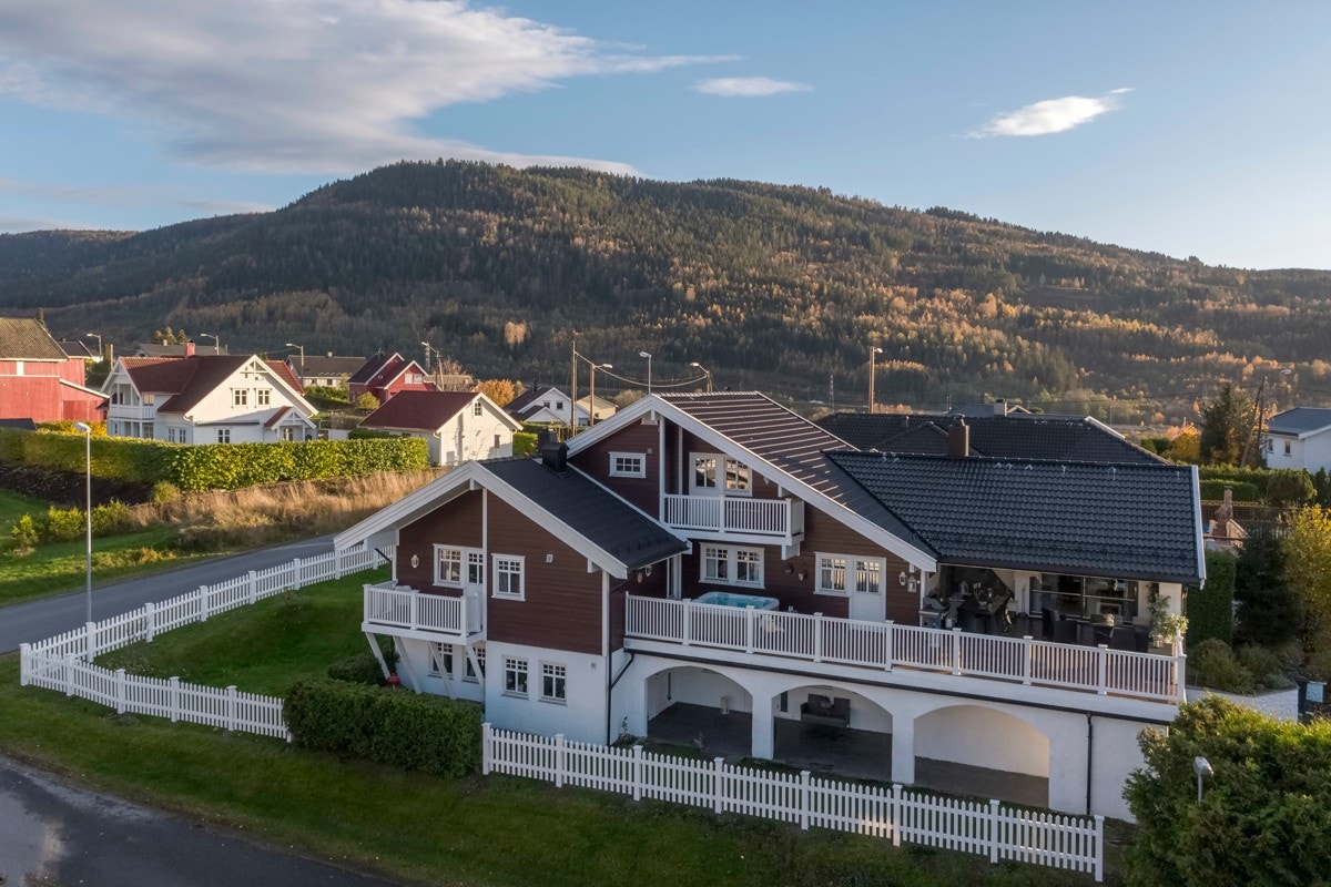 PrivatMegleren ved John Granly Steen har gleden av å presentere denne store og velholdt familiebolig med sokkelleilighet. Galleribilde