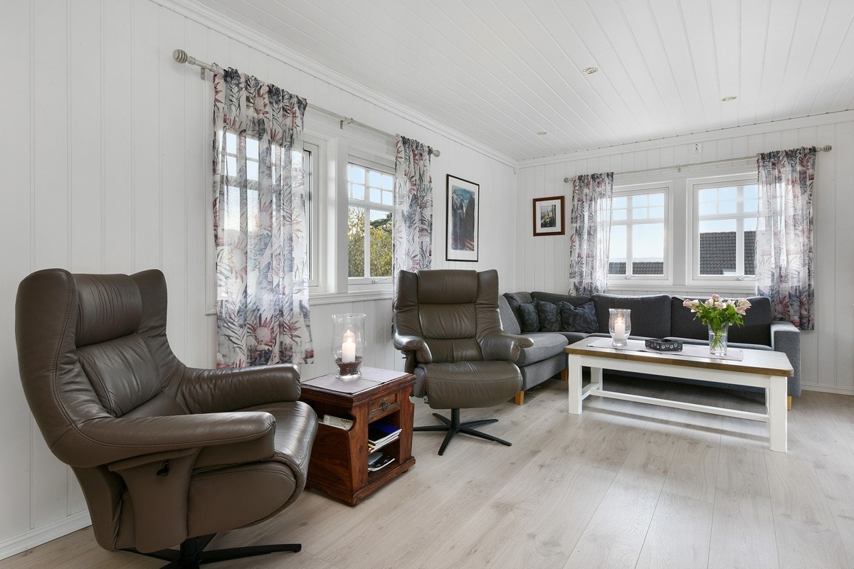 TV stuen har god plass til hele familien. Galleribilde