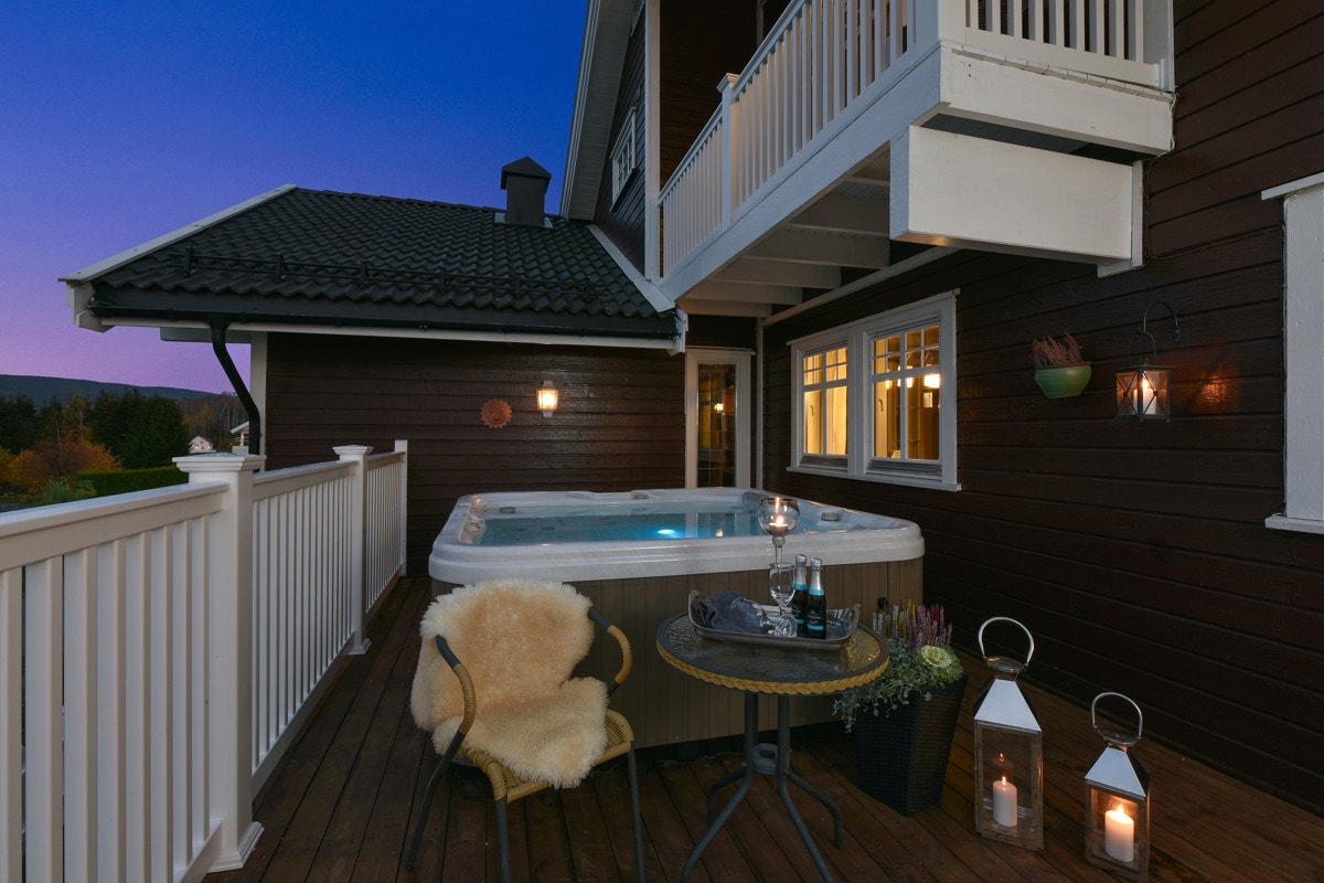 På terrassen er det en jacuzzi. Galleribilde