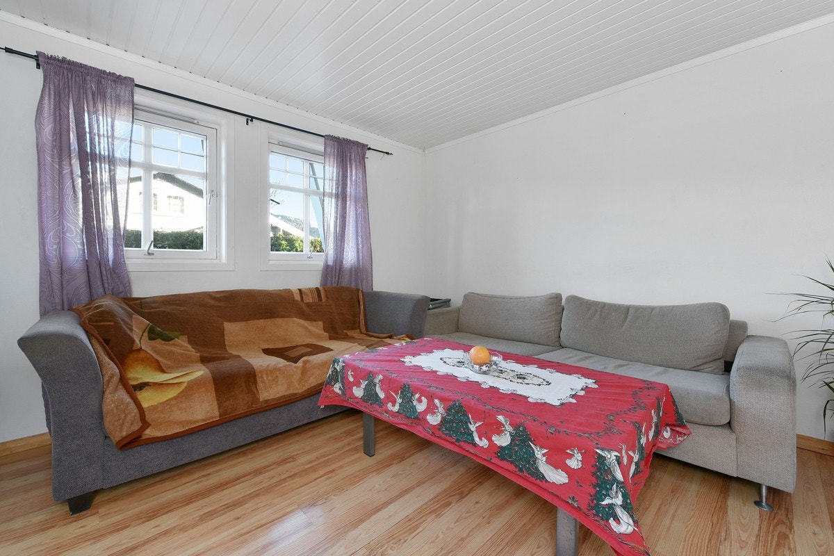 Stuen i sokkelleiligheten. Galleribilde