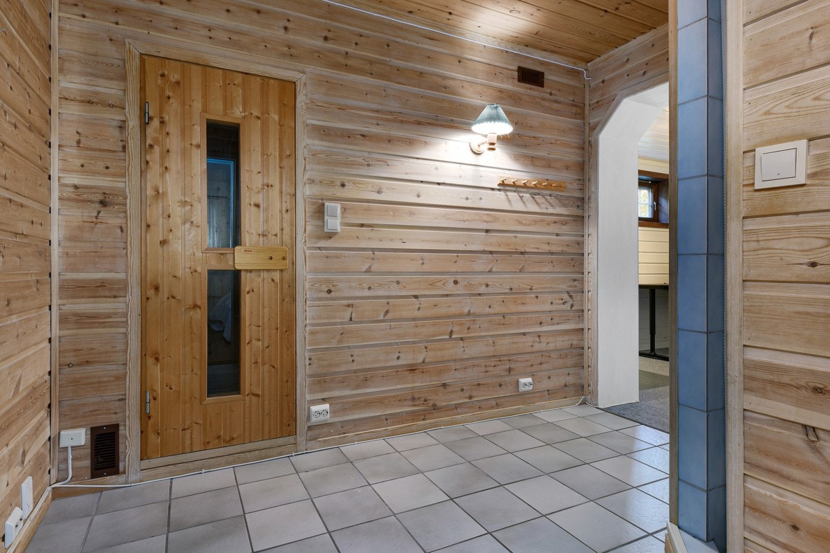 Romslig dusjrom i sammenheng med badstue. Galleribilde