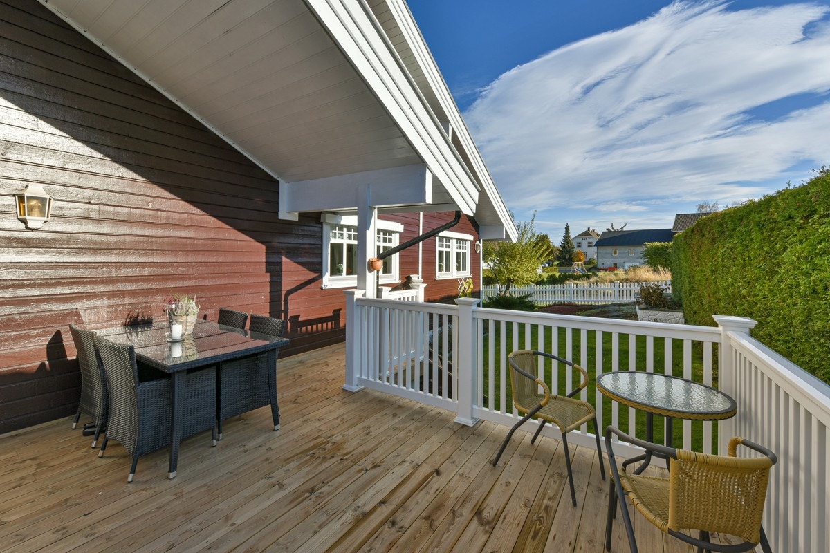Romslig terrasse. Galleribilde