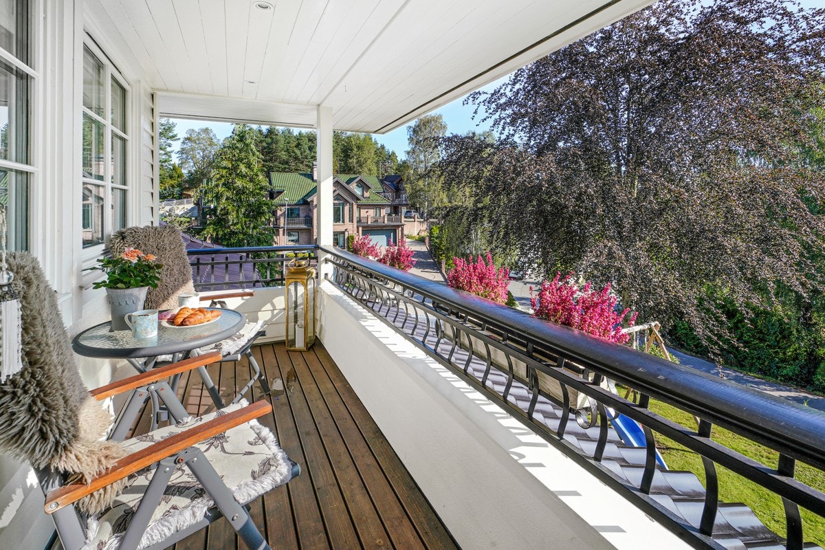 Usjenert balkong med utgang fra kjøkken. Galleribilde