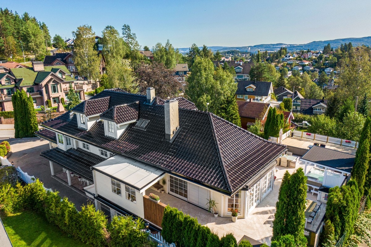 Eiendommen ligger høyt og fritt, med flott utsikt. Galleribilde