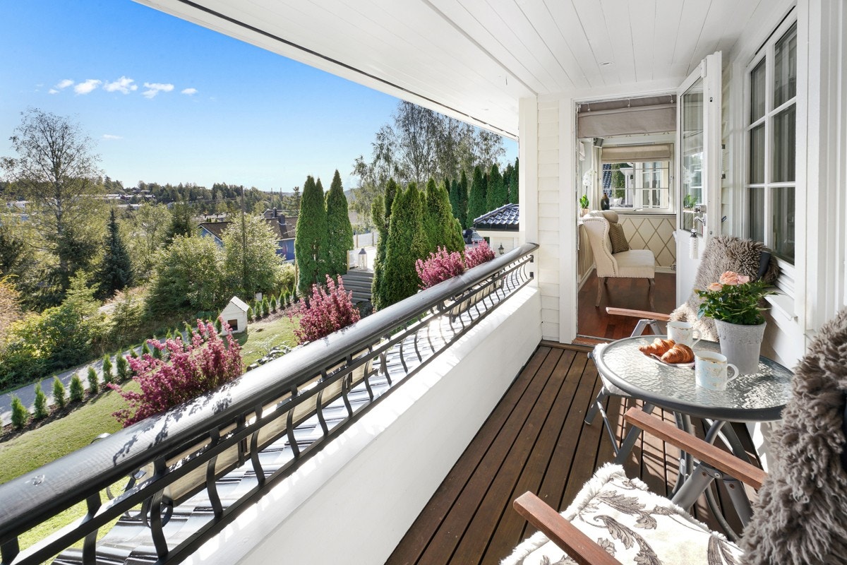 Balkong har hyggelig utsikt over egen hage. Galleribilde