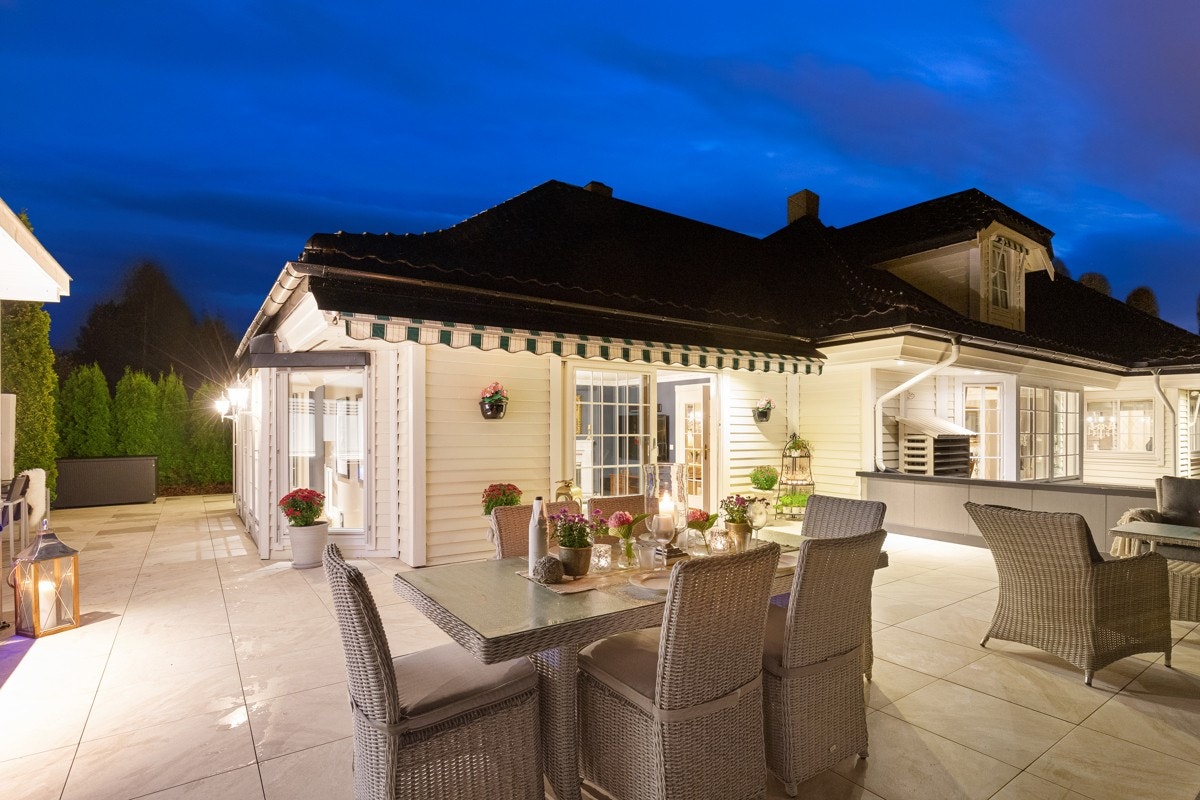 Terrassen går over flere soner og det er rikelig plass til flere salonger og spisebord m.m. Galleribilde