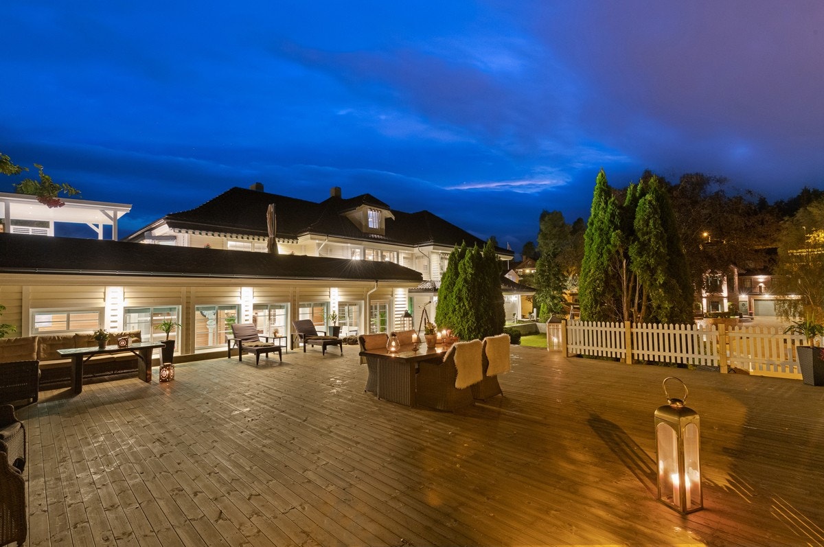 Stor terrasse på 120 kvm med utgang fra bassengområdet. Galleribilde