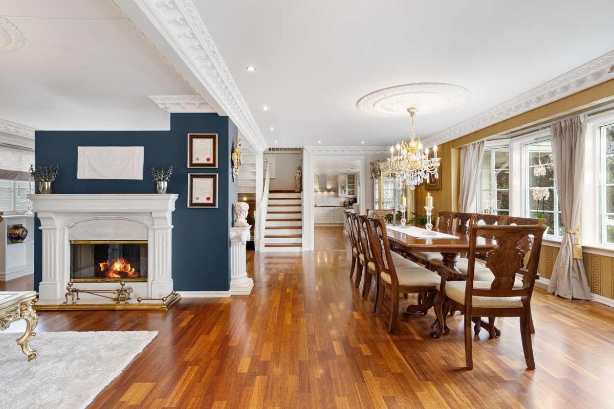 Stuen er svært romslig og er delt inn i flere soner via tosidig peis. Galleribilde