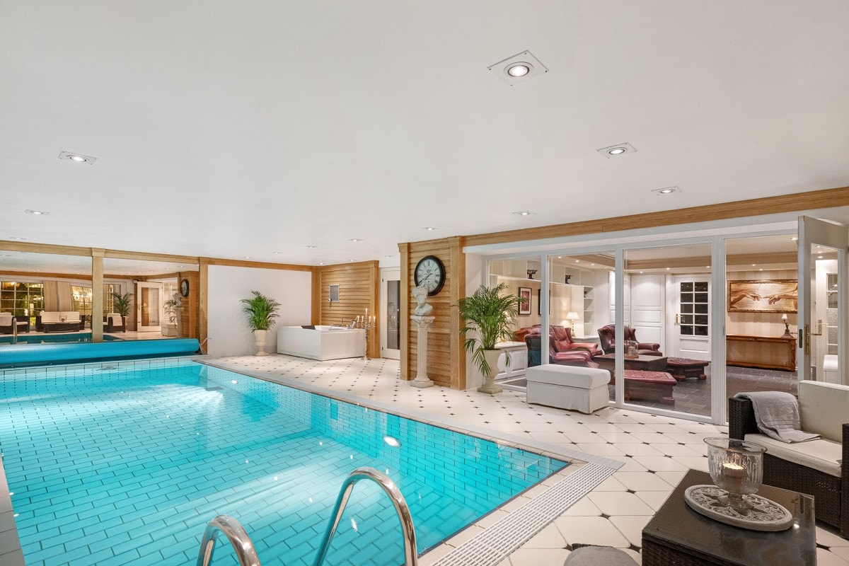 Det er også jacuzzi i tilknytning til bassenget. Galleribilde