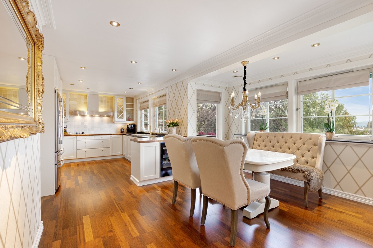 Stort spisekjøkken med utgang til balkong. Galleribilde