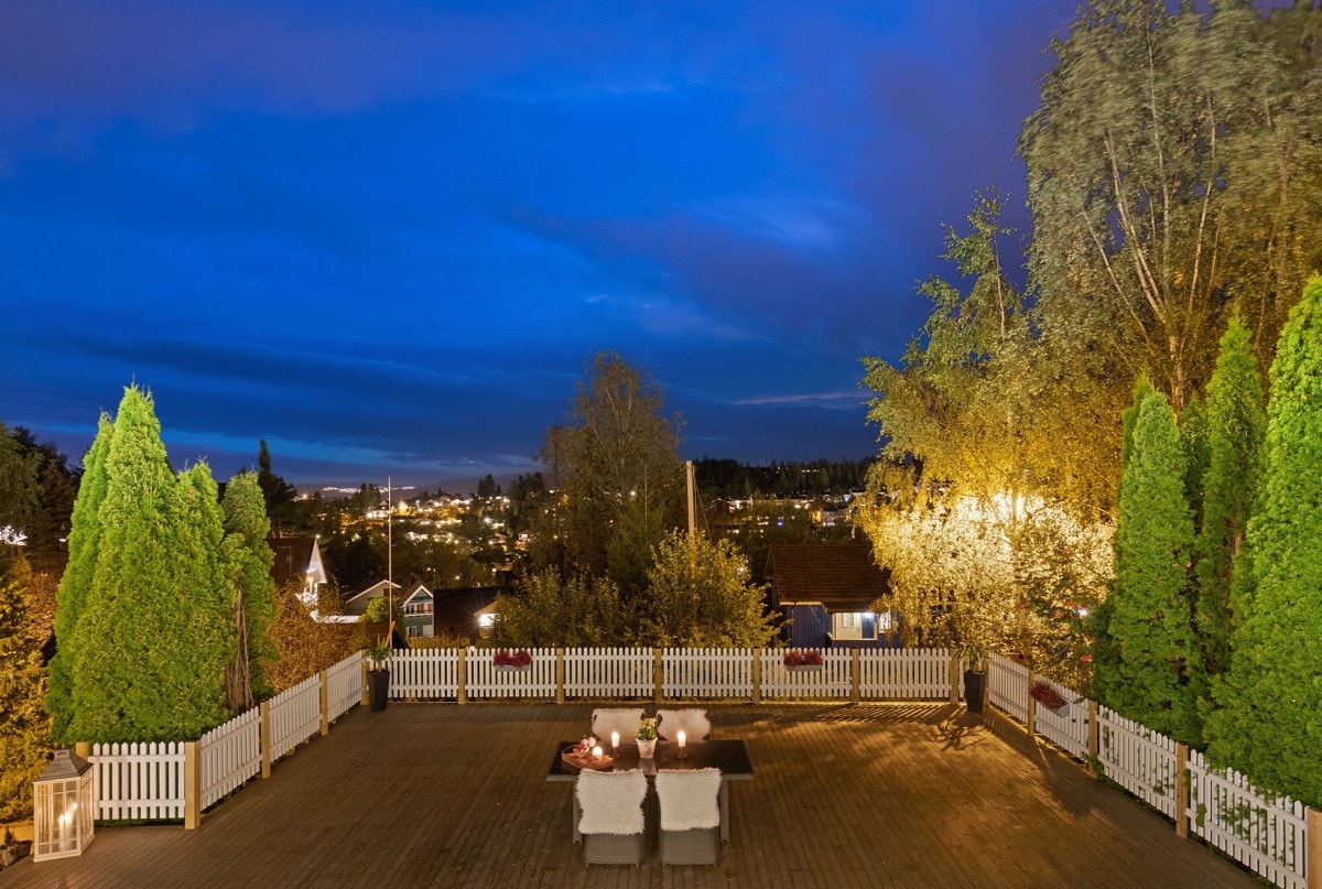 Eiendommen har en svært usjenert beliggenhet og flott utsikt over omkringliggende område. Galleribilde