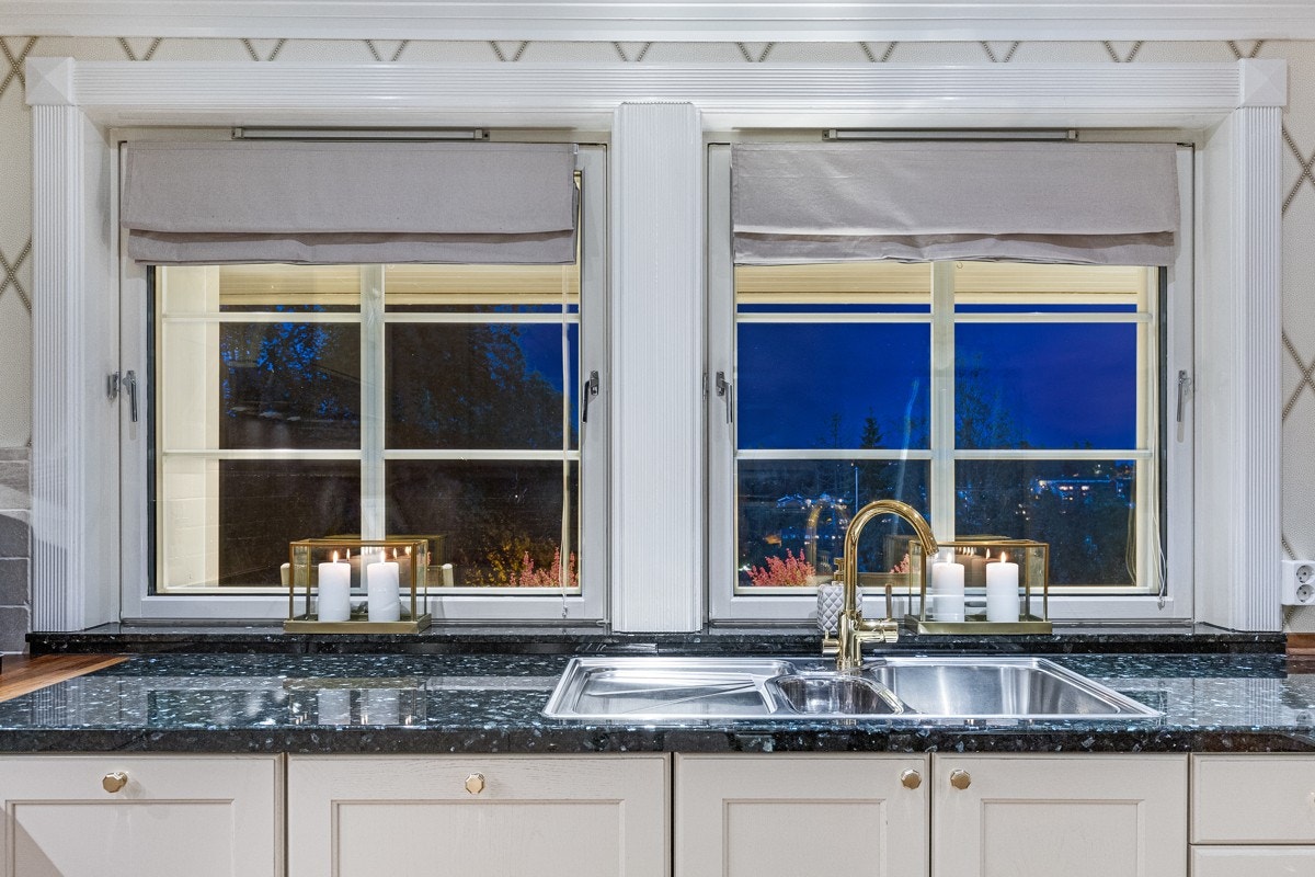 Stort og moderne spisekjøkken fra Sivesind, med flott utsikt fra 2. etasje. Galleribilde