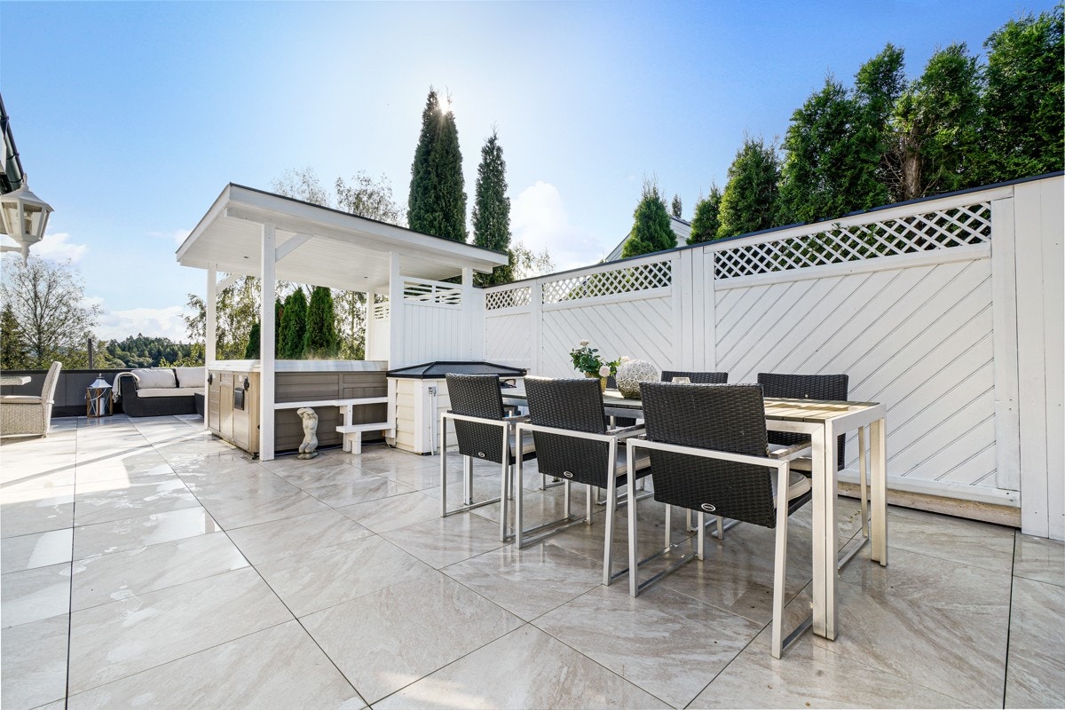 Terrassen lar seg enkelt møblere i flere soner. Galleribilde