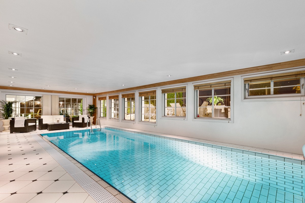 Innendørs basseng med tilligende trimrom. Galleribilde