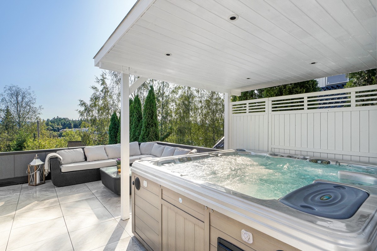 Jacuzzi med overbygg på terrasse. Galleribilde