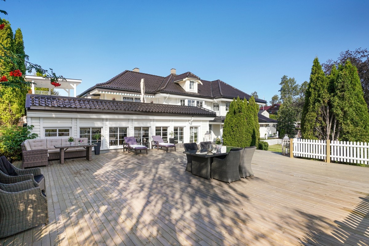 Eiendommen er svært solrik og ligger på et høydedrag. Galleribilde