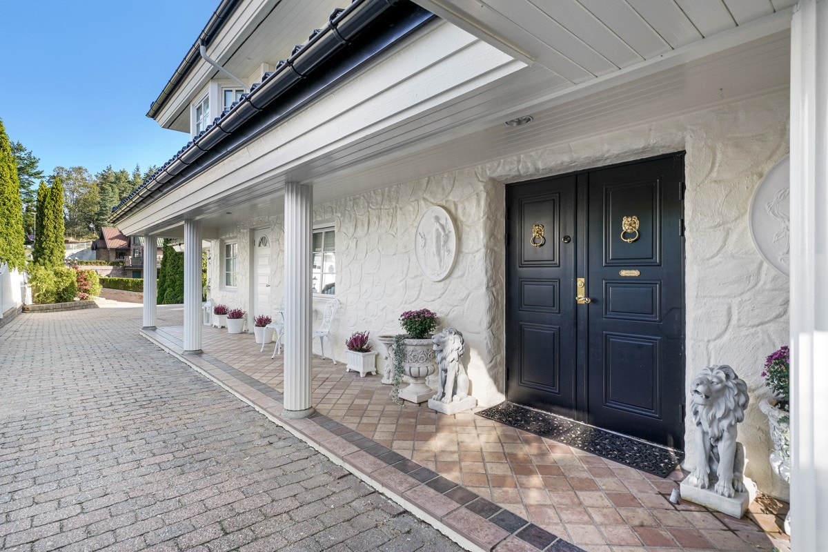 Inngangsparti. Eiendommen har hybel med egen inngang på venstre side i bildet. Galleribilde