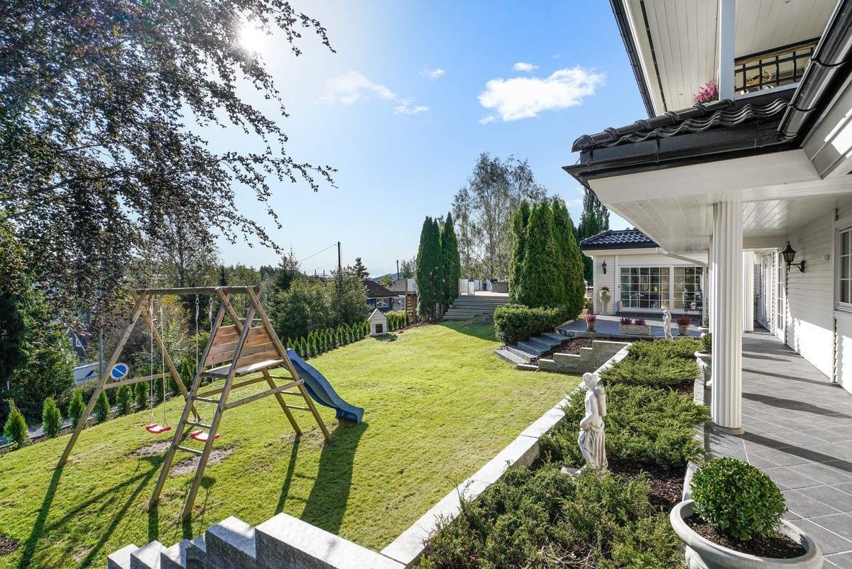 Sønnaveien 25 er en sjeldent herskapelig eiendom med stor og brukervennlig tomt. Galleribilde