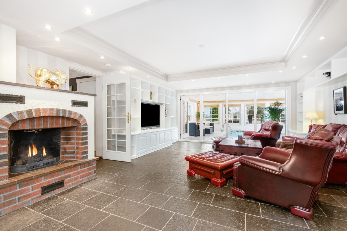 Peisstuen ligger i tilknytning til bassengområde og vinrom. Galleribilde