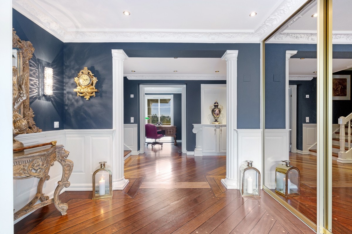 Romslig hall med skyvedørsgarderobe og eksklusivt massivt skipsgulv. Galleribilde