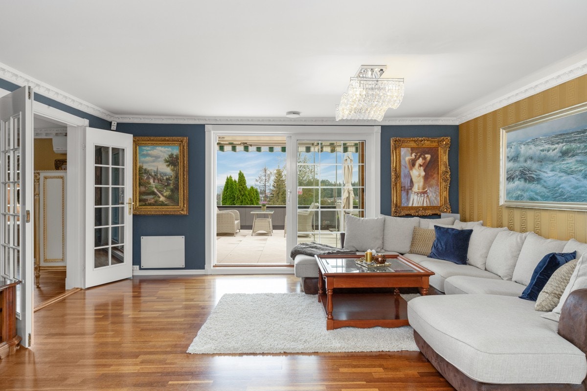 Den innerste stuen har utgang til terrasse på hver side. Galleribilde