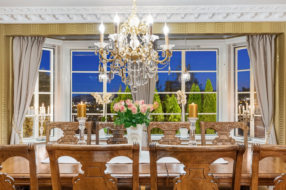 Det er vakker stukkatur, rosett og tapet fra Versace i stuene. Galleribilde