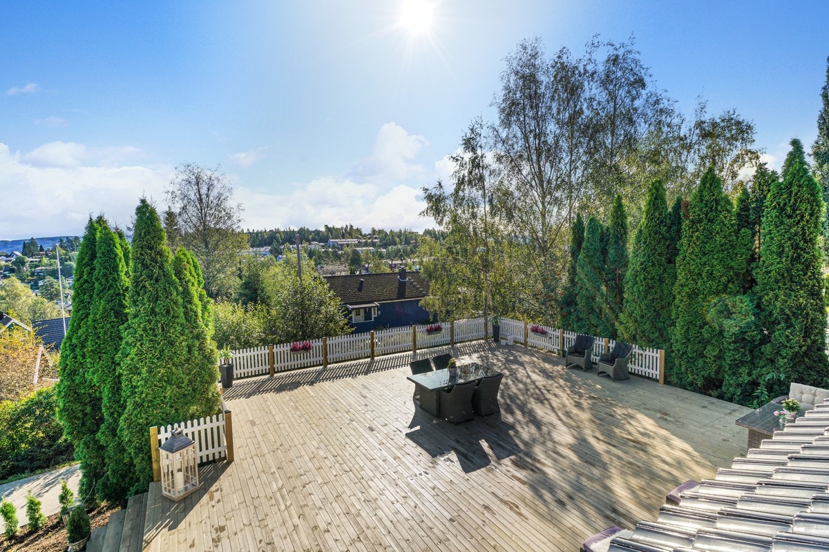 Fra terrassen er det flott utsyn over nedre del av egen tomt. Galleribilde