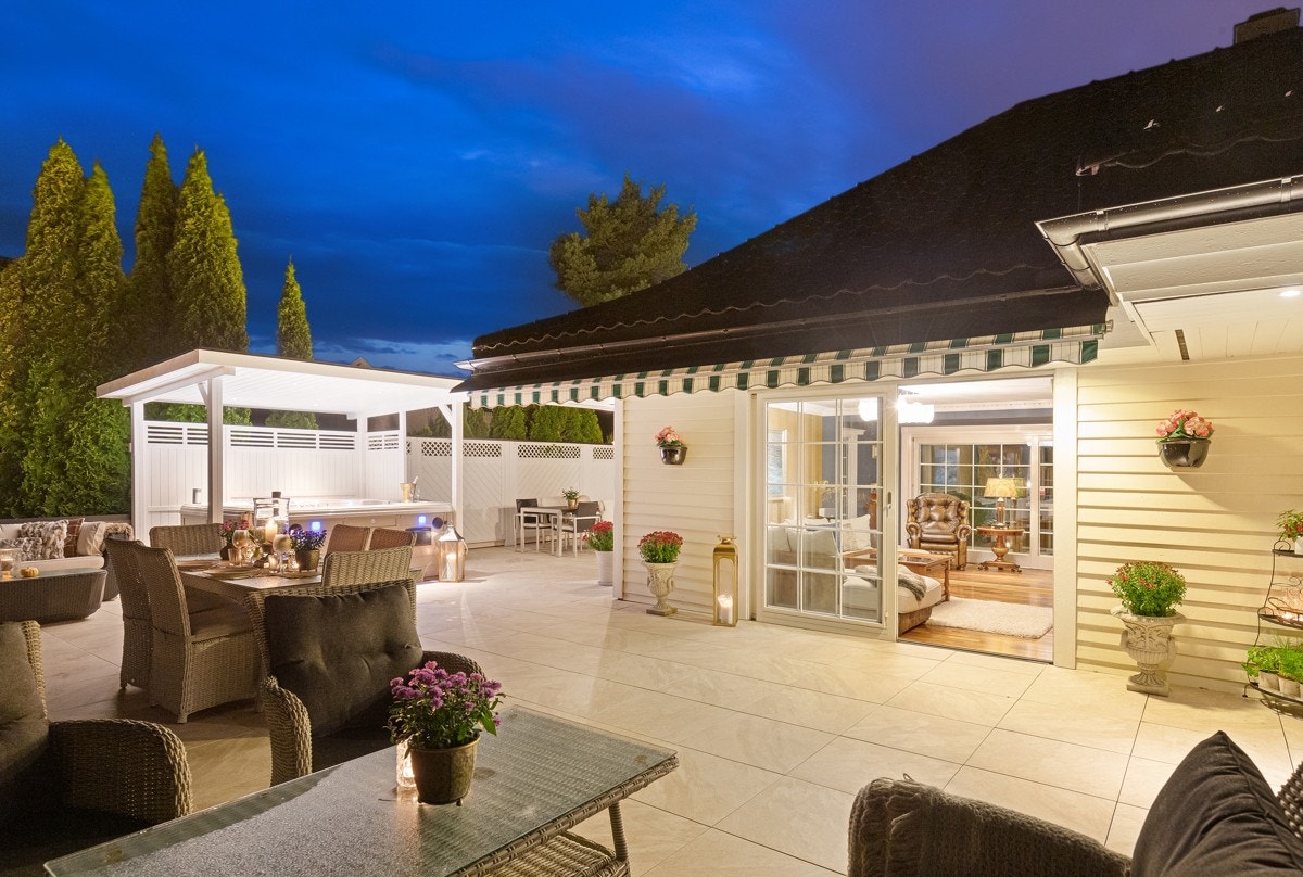 Fra 2. etasje er det stor terrasse på 130 kvm med sol fra tidlig morgen til sen kveld. Galleribilde