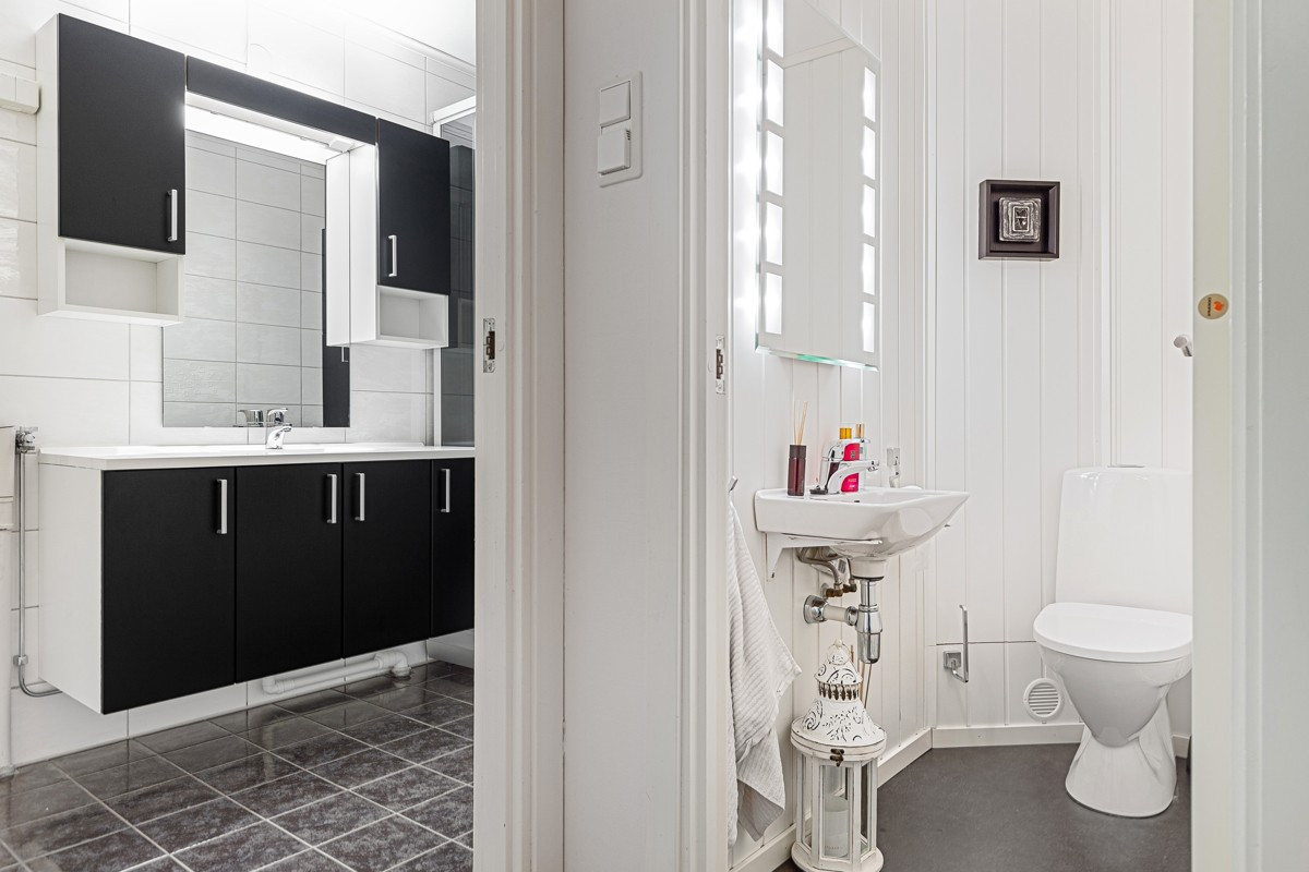 Baderom og WC-rom rett ved